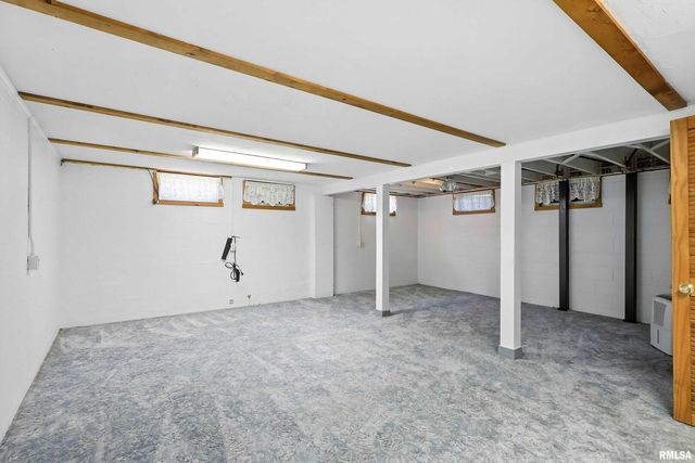 1128 N Cody Road, Le Claire, IA 52753