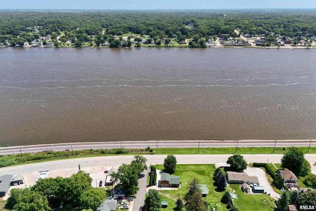 1128 N Cody Road, Le Claire, IA 52753