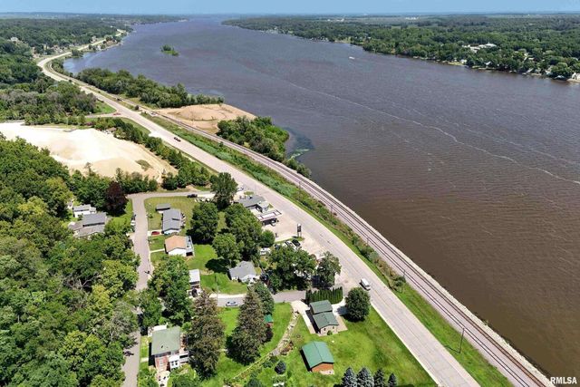 1128 N Cody Road, Le Claire, IA 52753