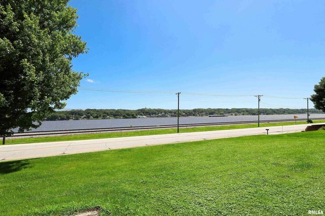 1128 N Cody Road, Le Claire, IA 52753