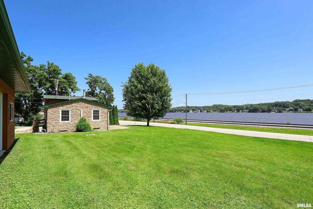 1128 N Cody Road, Le Claire, IA 52753