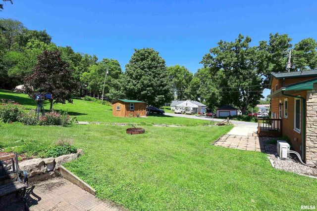 1128 N Cody Road, Le Claire, IA 52753