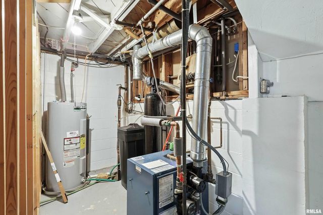 1128 N Cody Road, Le Claire, IA 52753