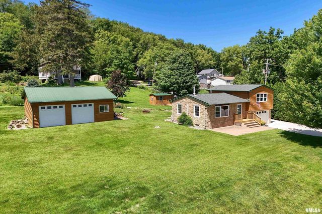 1128 N Cody Road, Le Claire, IA 52753