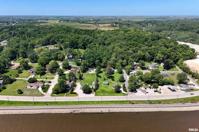 1128 N Cody Road, Le Claire, IA 52753