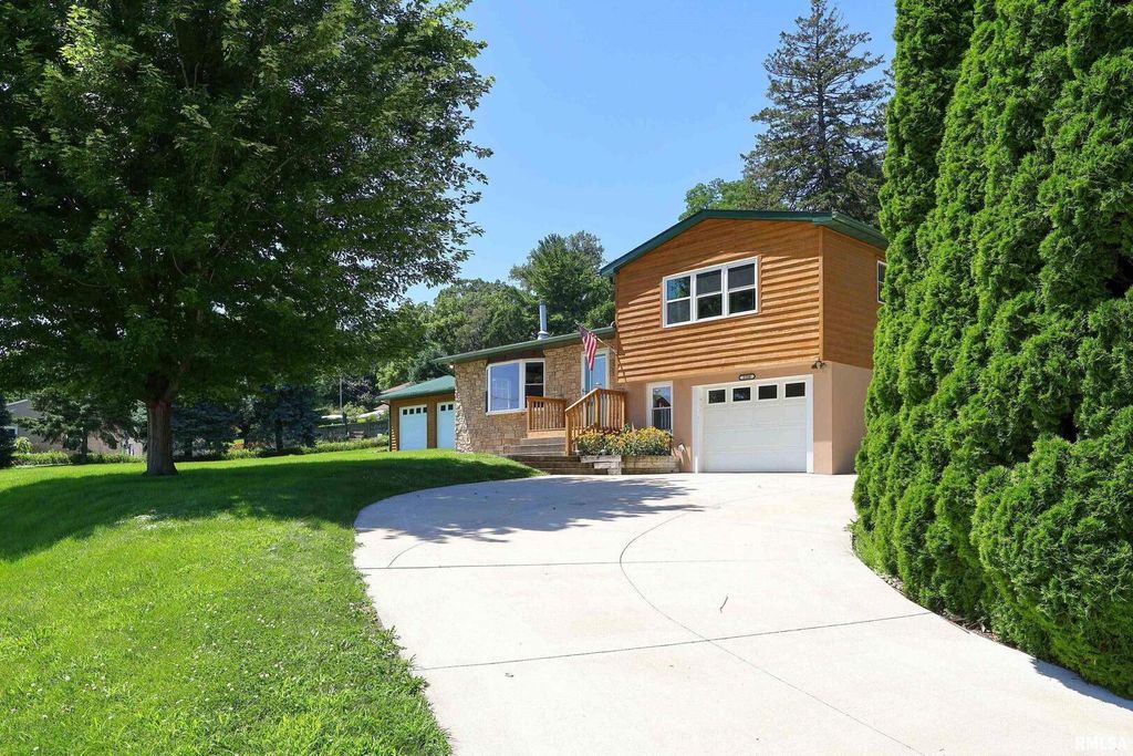 1128 N Cody Road, Le Claire, IA 52753