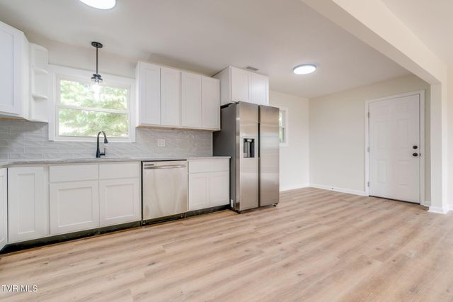 546 Bays View Court, Kingsport, TN 37660