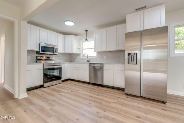 546 Bays View Court, Kingsport, TN 37660