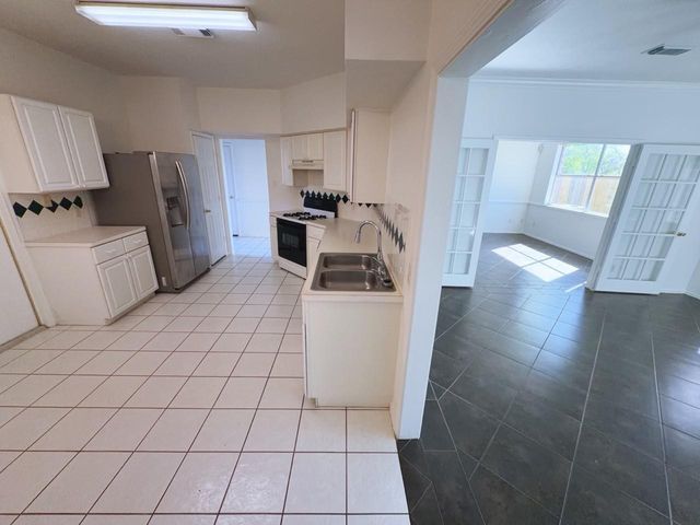 6658 Sharpstown Green Circle, Houston, TX 77036