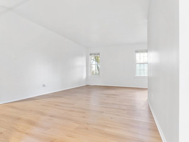 1916 Quaker Hollow Lane, Streamwood, IL 60107