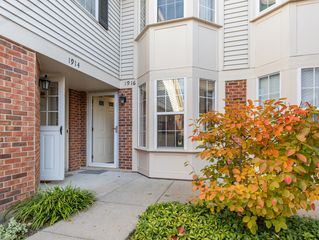 1916 Quaker Hollow Lane, Streamwood, IL 60107