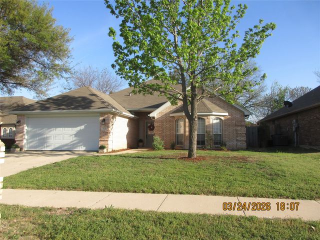 1121 Springwood Drive, Saginaw, TX 76179