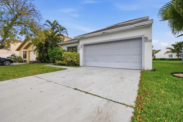 94 Magnolia Circle, Boynton Beach, FL 33436
