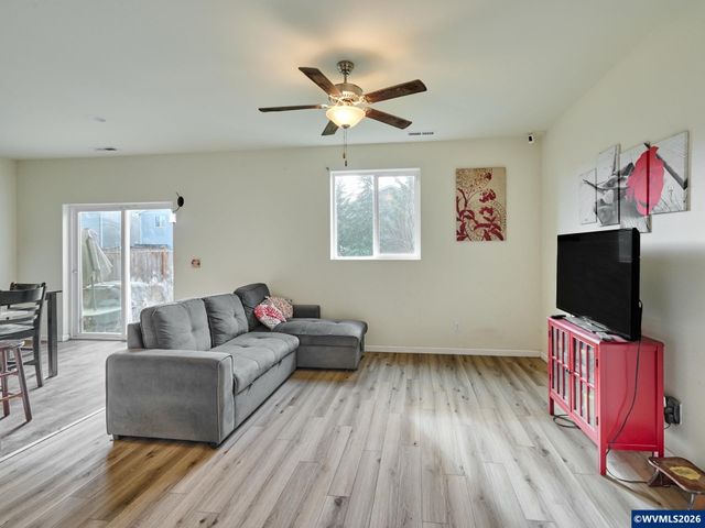 1986 NW 23rd St, Mcminnville, OR 97128