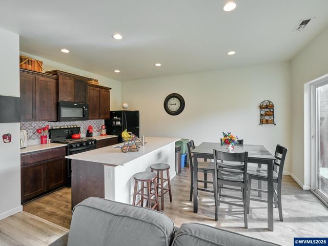 1986 NW 23rd St, Mcminnville, OR 97128