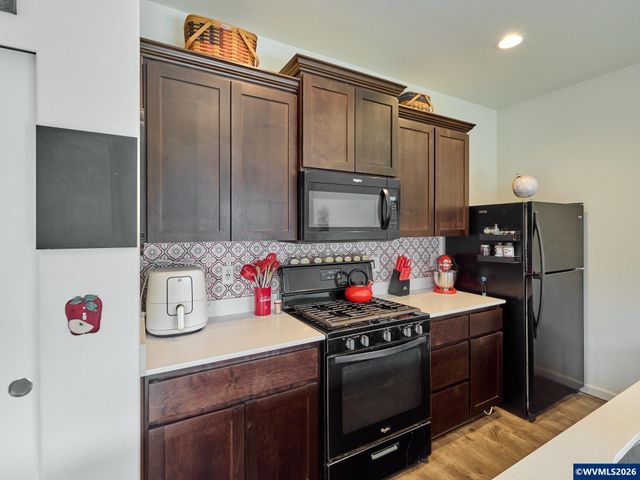 1986 NW 23rd St, Mcminnville, OR 97128