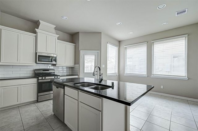 315 Biltmore Loop, Montgomery, TX 77316