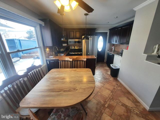 33 LAUREL LN, Levittown, PA 19054