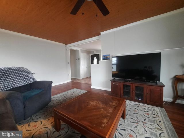 33 LAUREL LN, Levittown, PA 19054