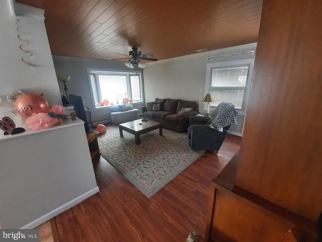 33 LAUREL LN, Levittown, PA 19054