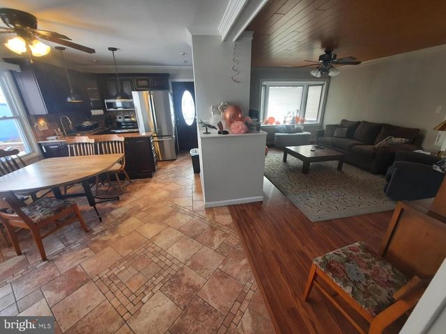 33 LAUREL LN, Levittown, PA 19054