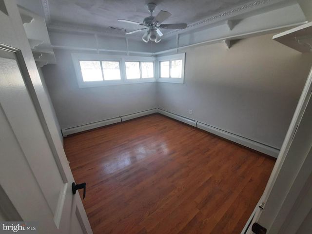 33 LAUREL LN, Levittown, PA 19054