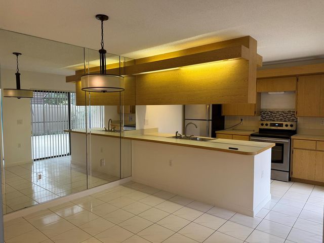 7622 N 76th Way 200, West Palm Beach, FL 33407