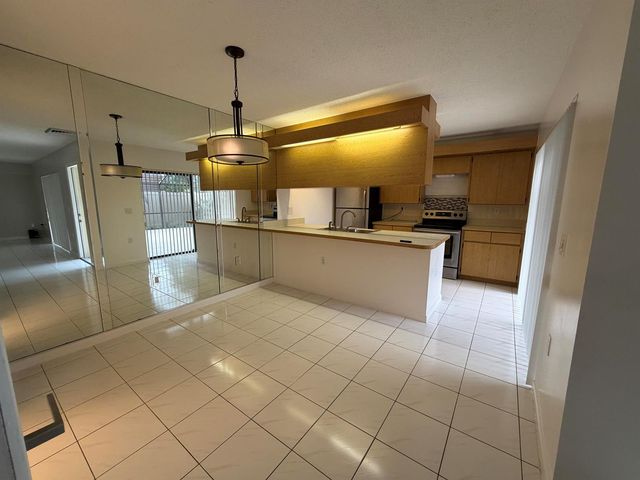 7622 N 76th Way 200, West Palm Beach, FL 33407