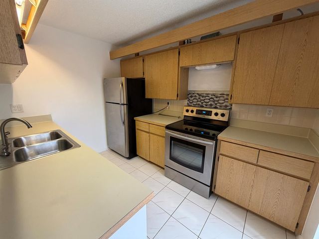 7622 N 76th Way 200, West Palm Beach, FL 33407