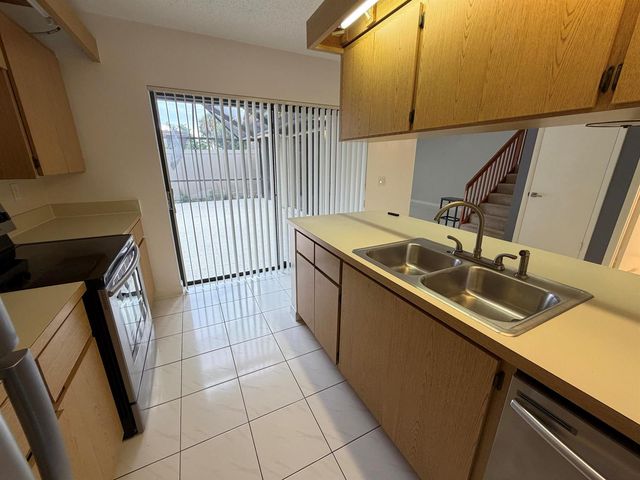 7622 N 76th Way 200, West Palm Beach, FL 33407