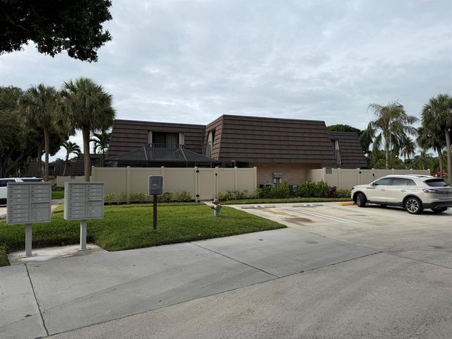7622 N 76th Way 200, West Palm Beach, FL 33407
