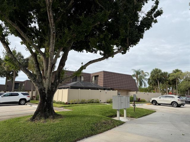7622 N 76th Way 200, West Palm Beach, FL 33407