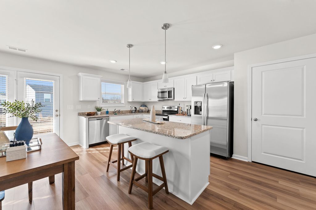 Image 5 of property listing at 502 O'Leary Circle, Summerville, SC 29483