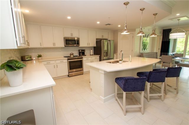 172 Indies DR E 8-102, Naples, FL 34114