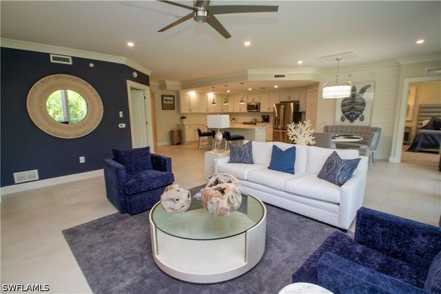 172 Indies DR E 8-102, Naples, FL 34114
