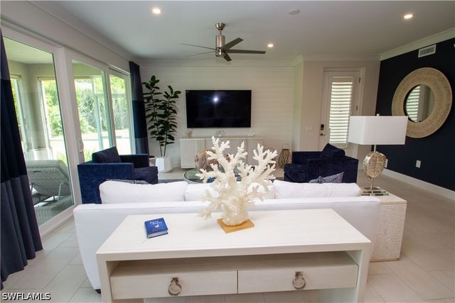 172 Indies DR E 8-102, Naples, FL 34114