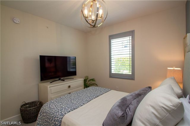 172 Indies DR E 8-102, Naples, FL 34114