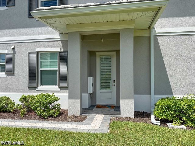 172 Indies DR E 8-102, Naples, FL 34114