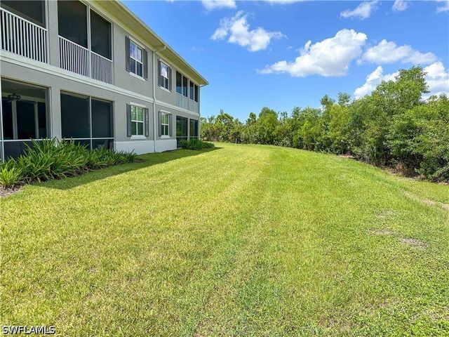 172 Indies DR E 8-102, Naples, FL 34114