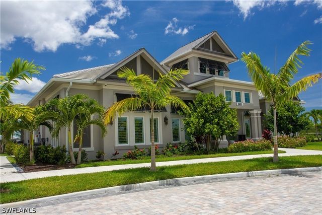172 Indies DR E 8-102, Naples, FL 34114