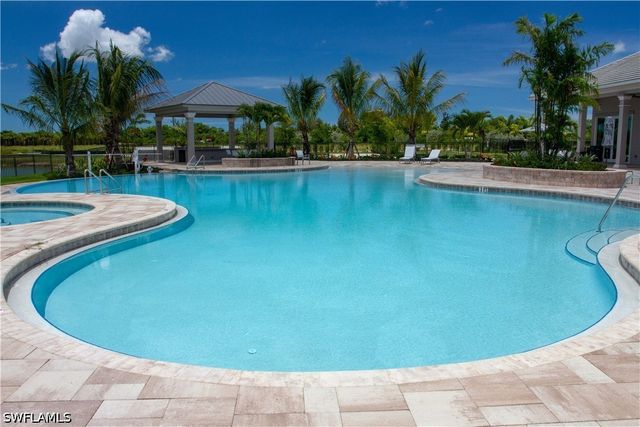 172 Indies DR E 8-102, Naples, FL 34114