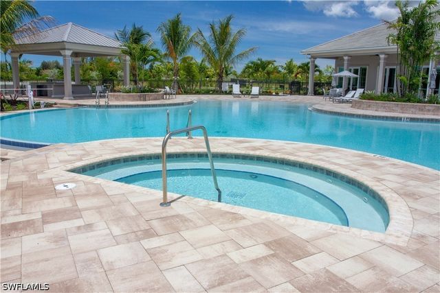 172 Indies DR E 8-102, Naples, FL 34114