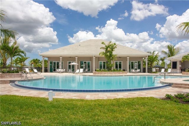 172 Indies DR E 8-102, Naples, FL 34114