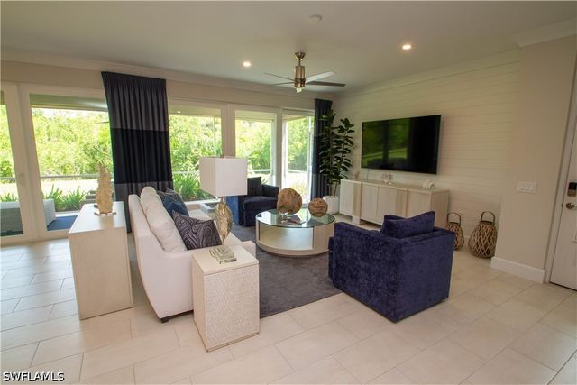 172 Indies DR E 8-102, Naples, FL 34114