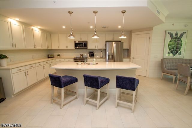 172 Indies DR E 8-102, Naples, FL 34114