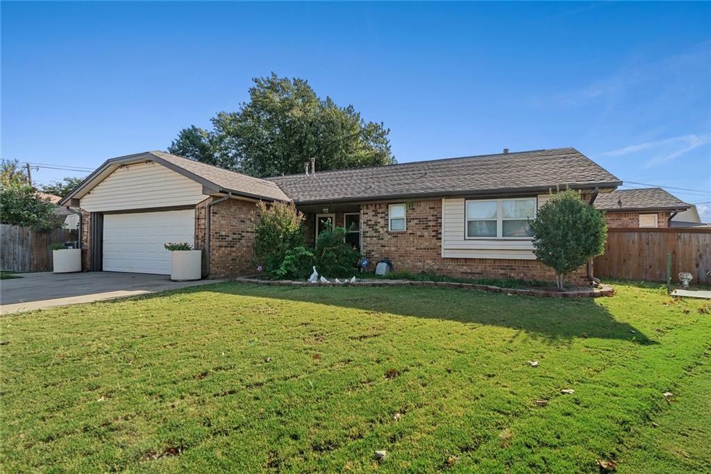 1712 Wood Hollow Court, Moore, OK 73160