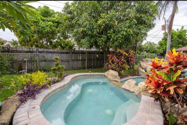 603 SE 7th Avenue, Deerfield Beach, FL 33441