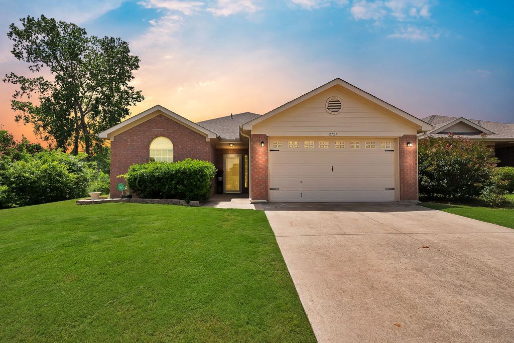 2725 Ensenada Lane, Fort Worth, TX 76108