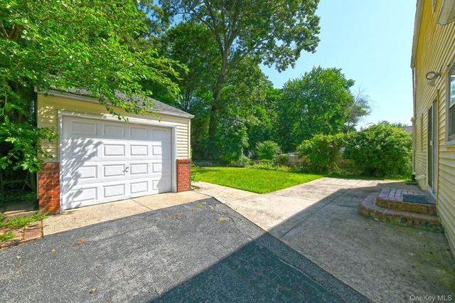 31 Lieper Street, Huntington Station, NY 11746
