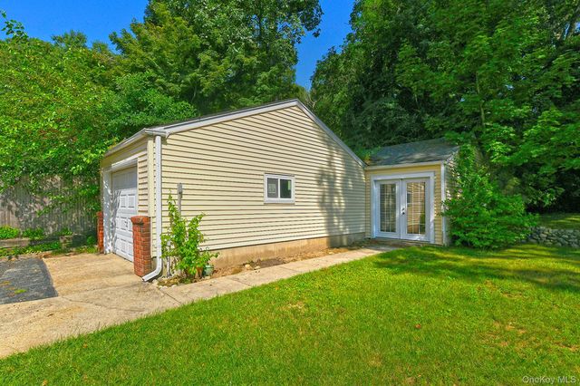 31 Lieper Street, Huntington Station, NY 11746